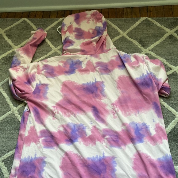 Size Large pull over - Picture 2 of 2